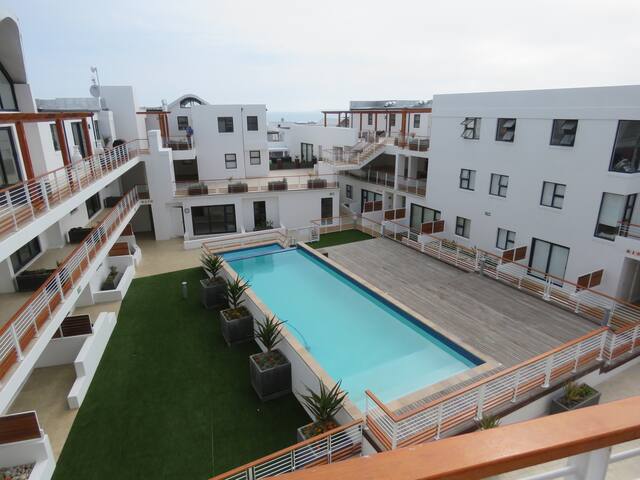 Azure Beach Penthouse *3 Beds *Pool *100M fiber gallery image 4