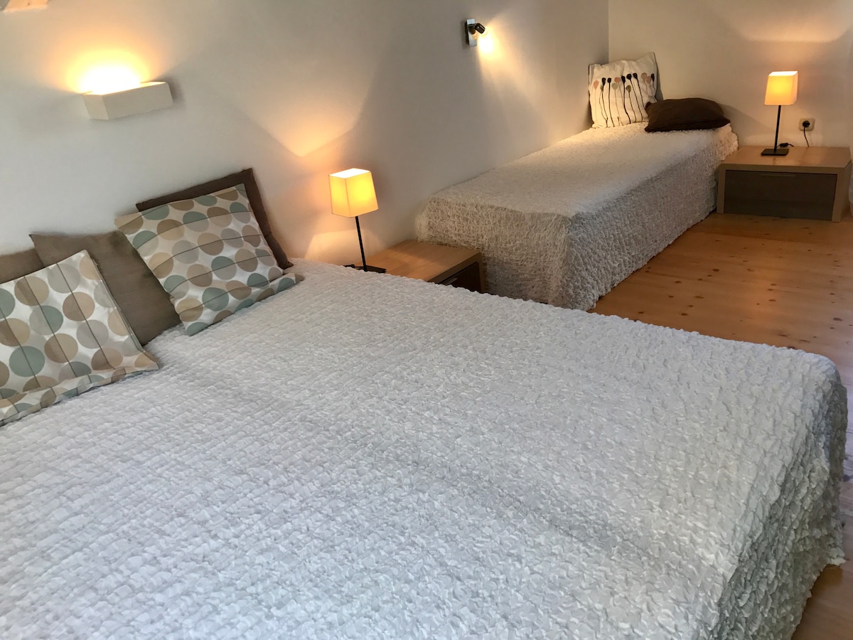 Спална соба со поглед на море