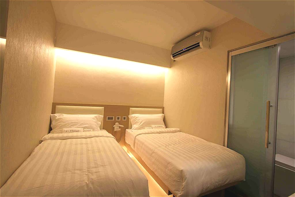房間內床的尺寸為3"X6"。
room is facilitated with a 3' x 6' bed.