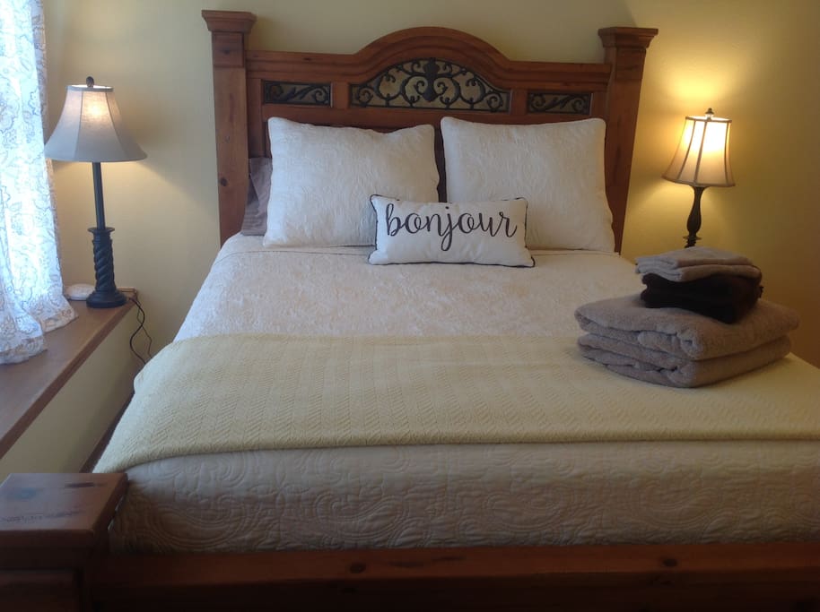 Oak Room - queen bed