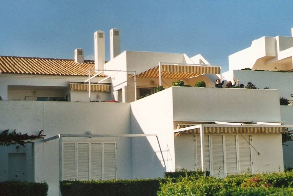 Terraza y solárium visto desde el jardín