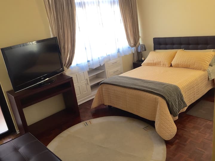 Просторна и топла стая, с пълен (2 инча) за 2 - ма души и разтегателен диван от 1 и 1/2 инча за 8 - ми гост, разполага с килер и скрин за удобно организиране на куфари и дрехи, телевизор с DirecTV кабел и отопление 