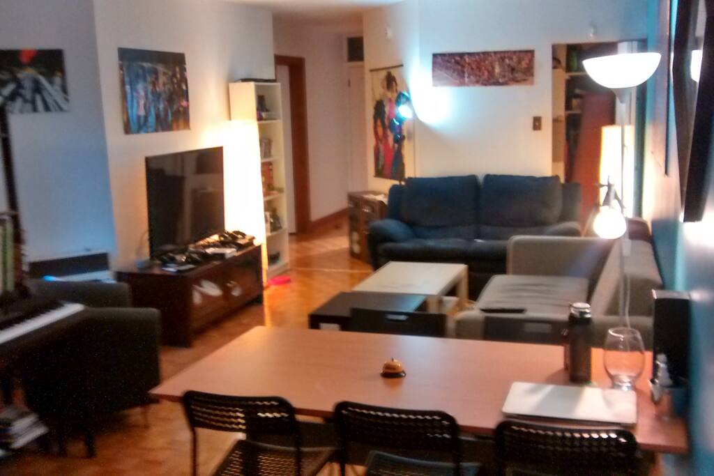 Grand salon commun.