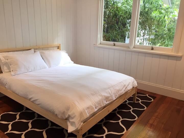 Segunda habitación soleada con batas incorporadas.