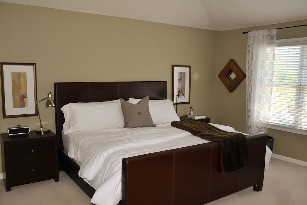 Master Bedroom (king size bed)