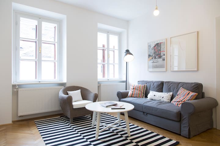 2 min from MAIN SQUARE, free Wi-Fi download 80/mbs