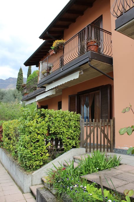VIEOF THE HOUSE FROM THE OUTSIDE