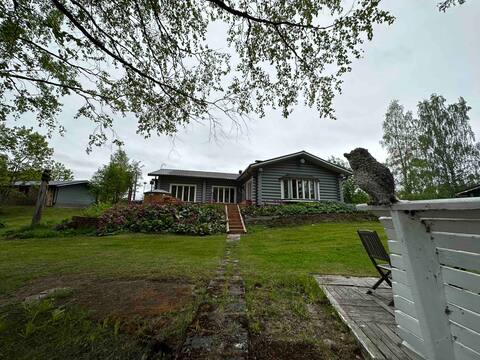 A log cabin with a great location by the lake.