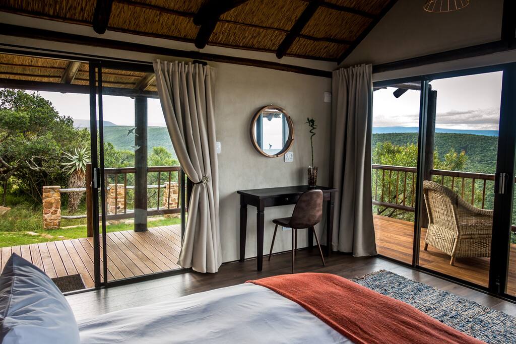 Chalet with queensize bed and desk