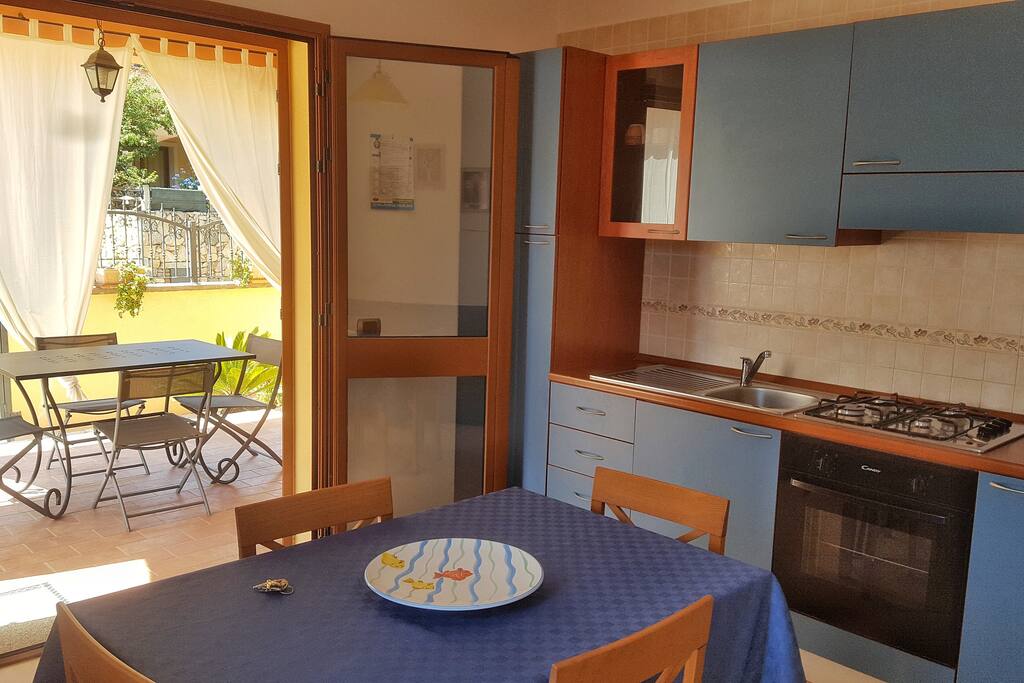 Cucina: l'angolo cottura è completo di fuochi, forno, frigo capiente e refrigeratore. Tutte le stoviglie sono in dotazione.