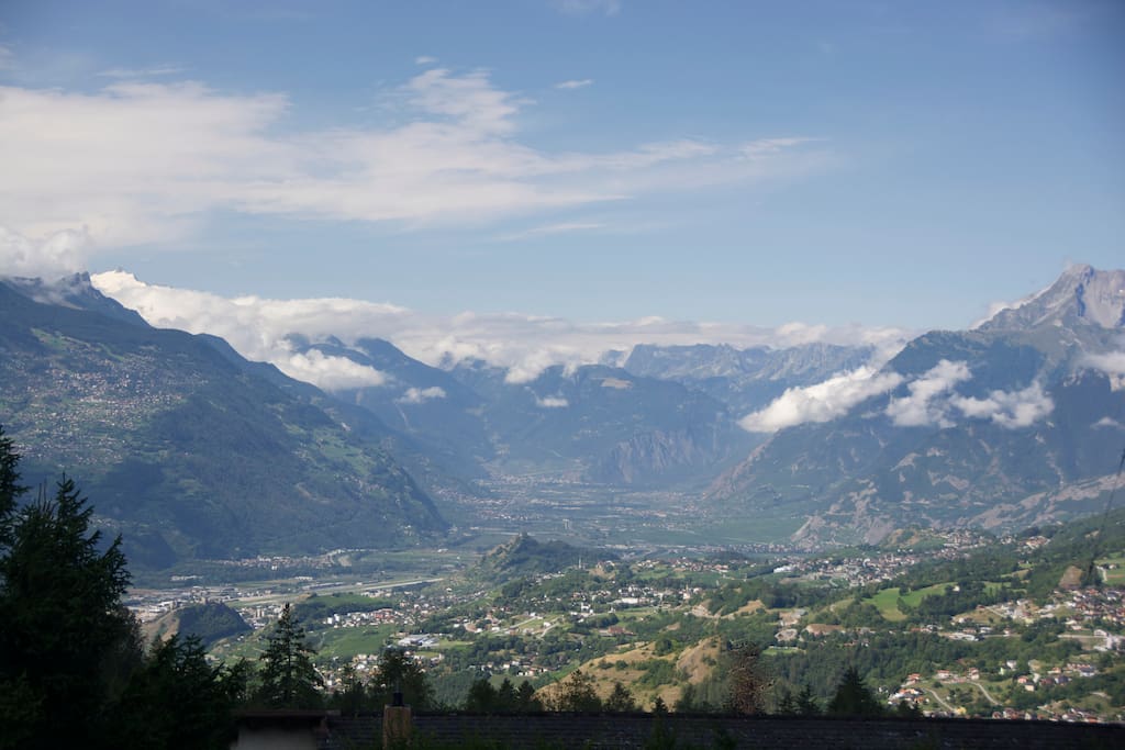 Vue des alpes valaisannes depuis les chalets mitoyens en été