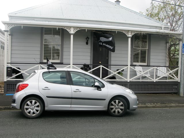 Quiet room in historic cottage, close to CBD.
