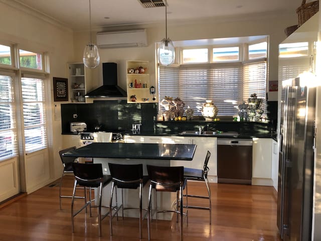 3 Bedroom, 3.5 bathrm, Home w double garage gallery image 2