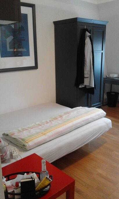 Das Gästezimmer mit Kleiderschrank und Komode
