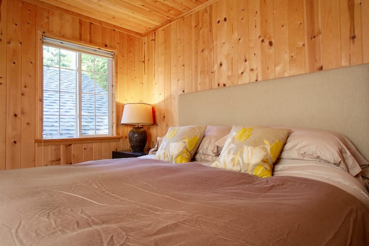 Kabina të kujton vilën klasike verore (përveç kësaj kohe me një dyshek luksoz me madhësi mbretërore dhe banjë private).