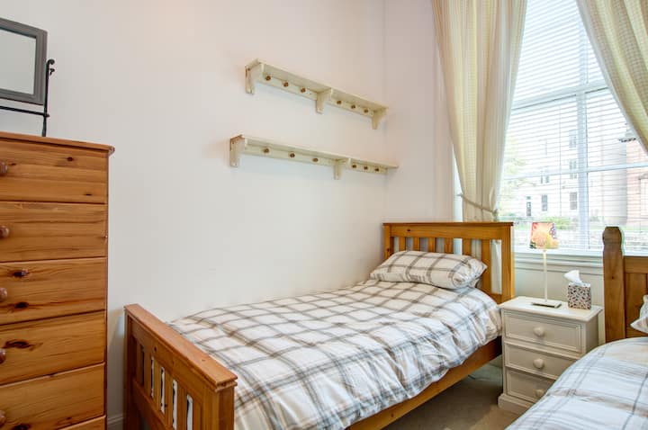 Cette chambre dispose d'un lit simple et d'un téléviseur avec lecteur DVD.