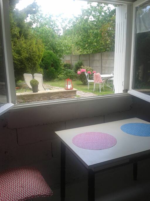 la cuisine avec vue sur le jardin de derrière