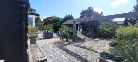 House with lovely garden and jacuzzi.