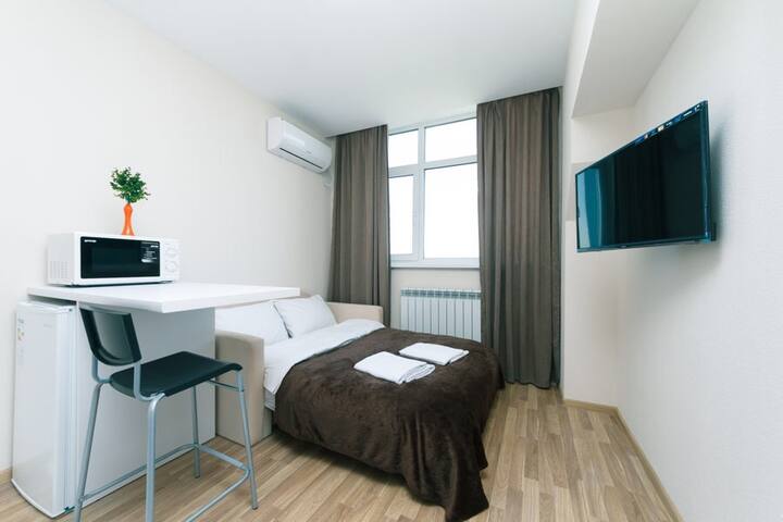 Clean and cozy place for two at Beresteiska Metro