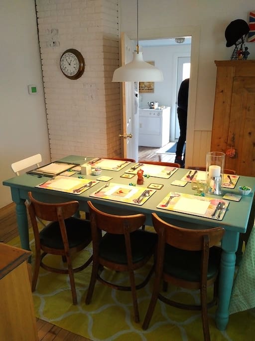Dining room seats 6-8 guests