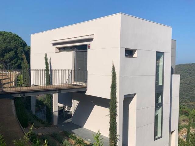 Gorgeous, private modern villa with sea view gallery image 4