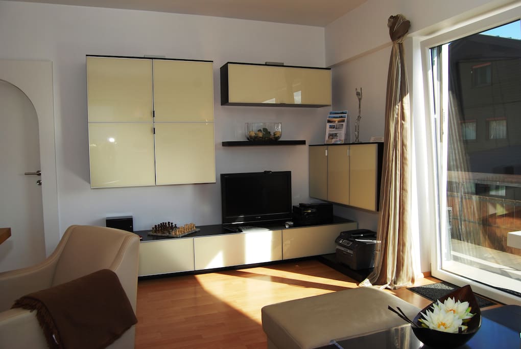Wohnzimmer mit LED TV, PC, Drucker, kostenl. Internet, DVD, CD und Bibliothek