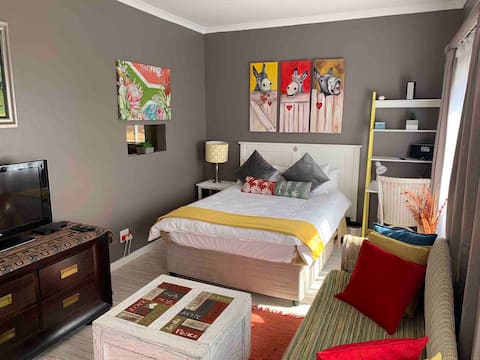 Private Studio Cottage in Moreletapark