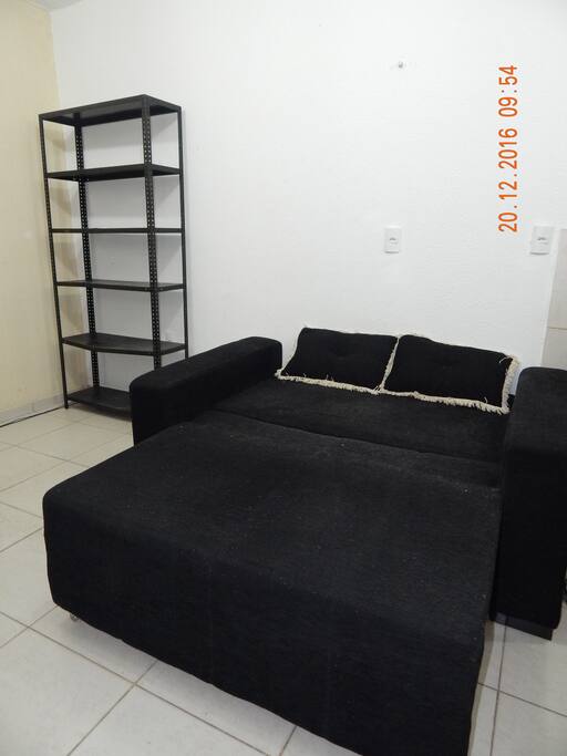 sofá-cama e armário de ferro