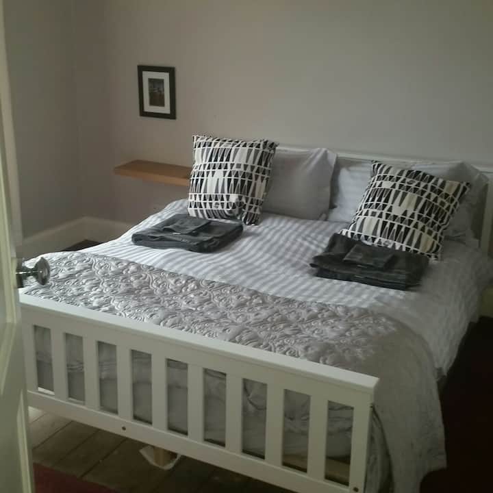 Quiet Spacious Bedroom with Queen Double Available