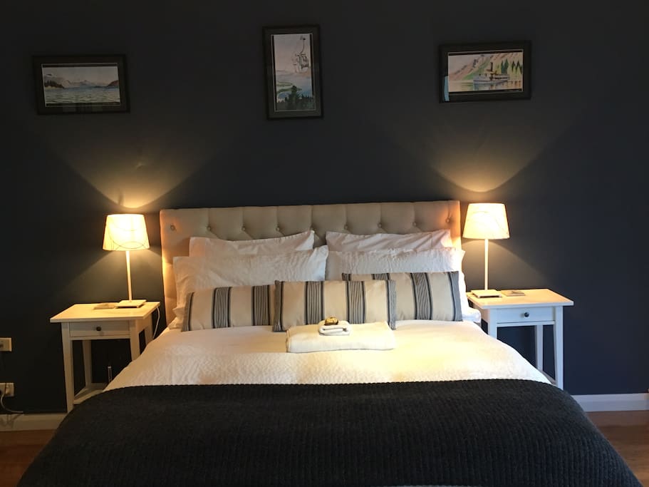 Queen size bed with 1500 thread count sheets and your choice of pillows
