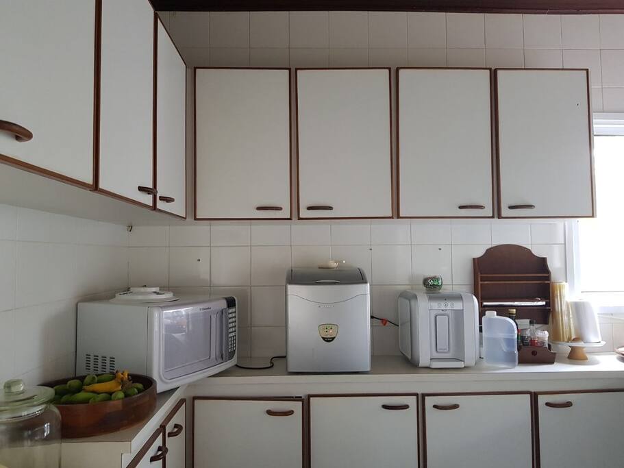 Cozinha com duas geladeiras, microondas, torradeira, liquidificador e todos os utensílios