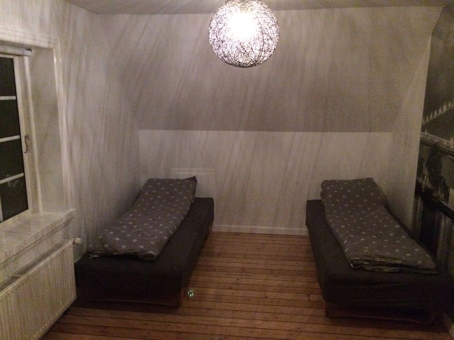 Room 2 with 2 beds
