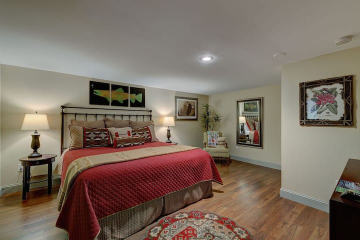 Priestranná a súkromná druhá spálňa s manželskou posteľou King na spodnom poschodí má manželskú posteľ veľkosti King a televízor s plochou obrazovkou.