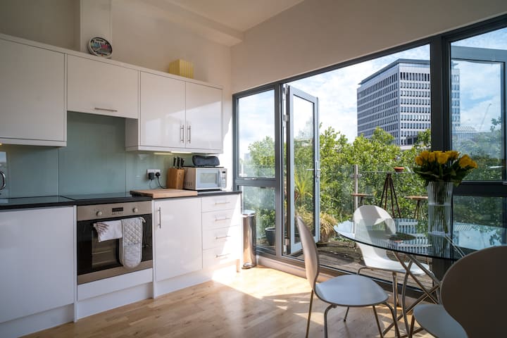 STUNNING city-centre 3 bed. River views + Parking gallery image 2