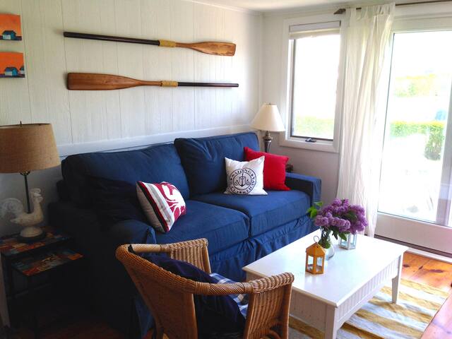 Waterviews,1BR on Commercial St. across from Beach