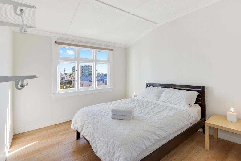 Bedroom 1 - Queen bed