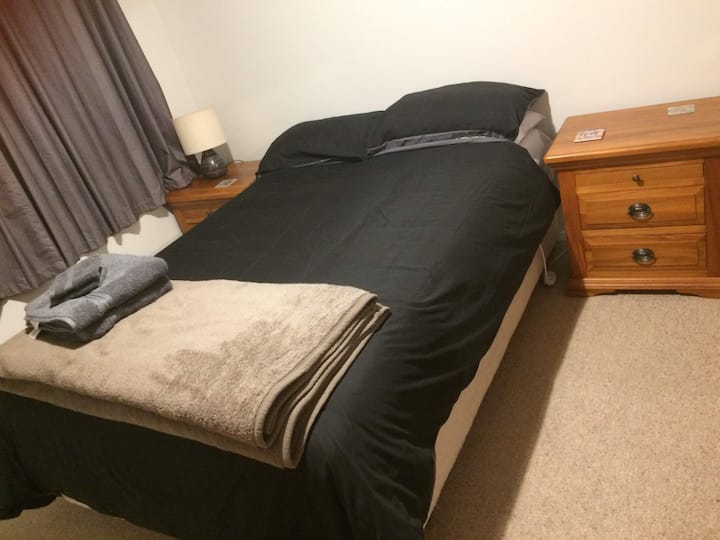 غرفة بسيطة ومريحة