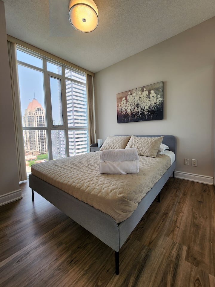 godoro na mito yenye starehe sana, mashuka na vifuniko vilivyosafishwa katikati ya KILA mgeni, vimefungwa 