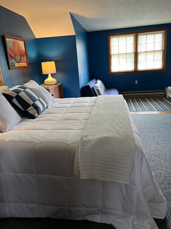 Dormitorio 3 (arriba). Cama tamaño king.  Área de videojuegos. Rincón de lectura.