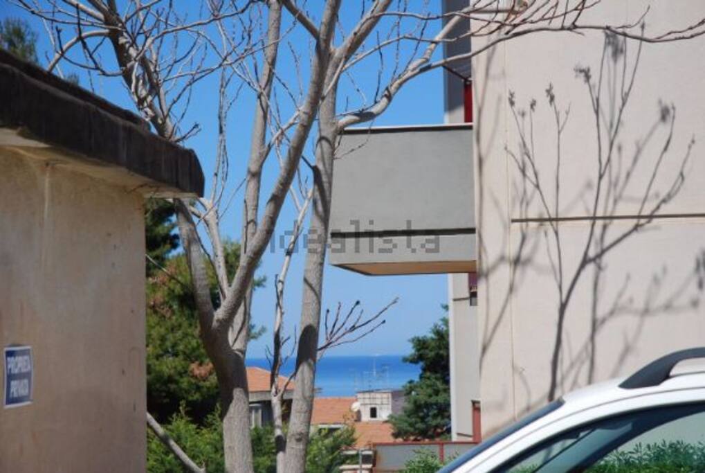 Distanza dal mare e dal centro abitato circa 1 km, a piedi ci si impiega 15/20 minuti