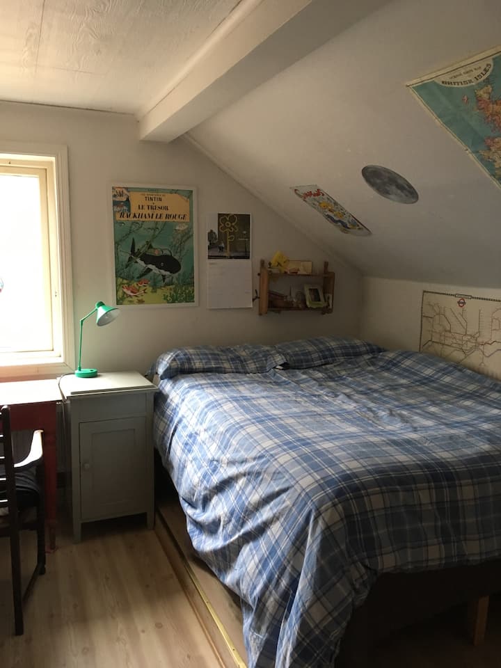 ห้องนอนที่มีเตียงคู่ขนาดเล็กอยู่ชั้นบน