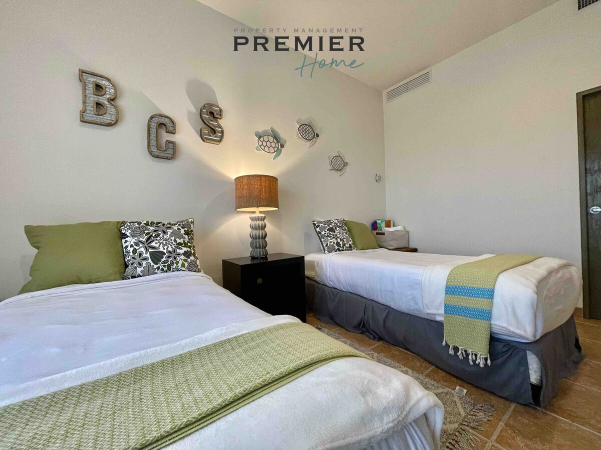 Kamera ya mgeni (3) Vitanda vya mtu mmoja vinaweza kubadilishwa kwa Mfalme ikiwa inahitajika. 