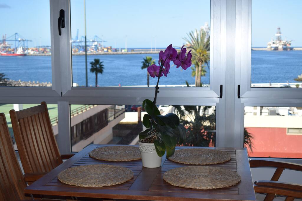 PEQUEÑA TERRAZA CON VISTAS IDEAL PARA DESAYUNOS Y CENAS