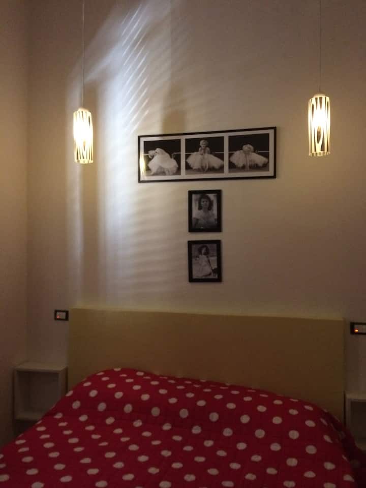 chambre bien décorée avec tv