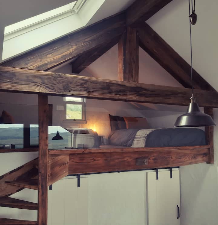 阁楼，配有两张单层床垫，天花板较低。 开放式设计，可俯瞰厨房和起居区。 