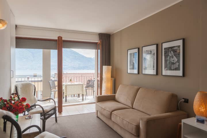 Kutoka sebuleni, unaweza kufikia roshani kupitia milango mikubwa ya Kifaransa.