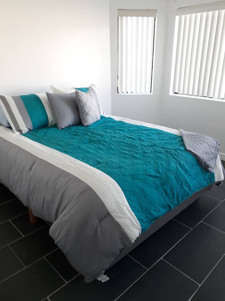 Chumba cha kulala cha 3. Kitanda cha ukubwa wa malkia na Tani za mwanga wa asili!