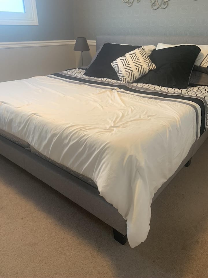 主楼层卧室# 1加大双人床