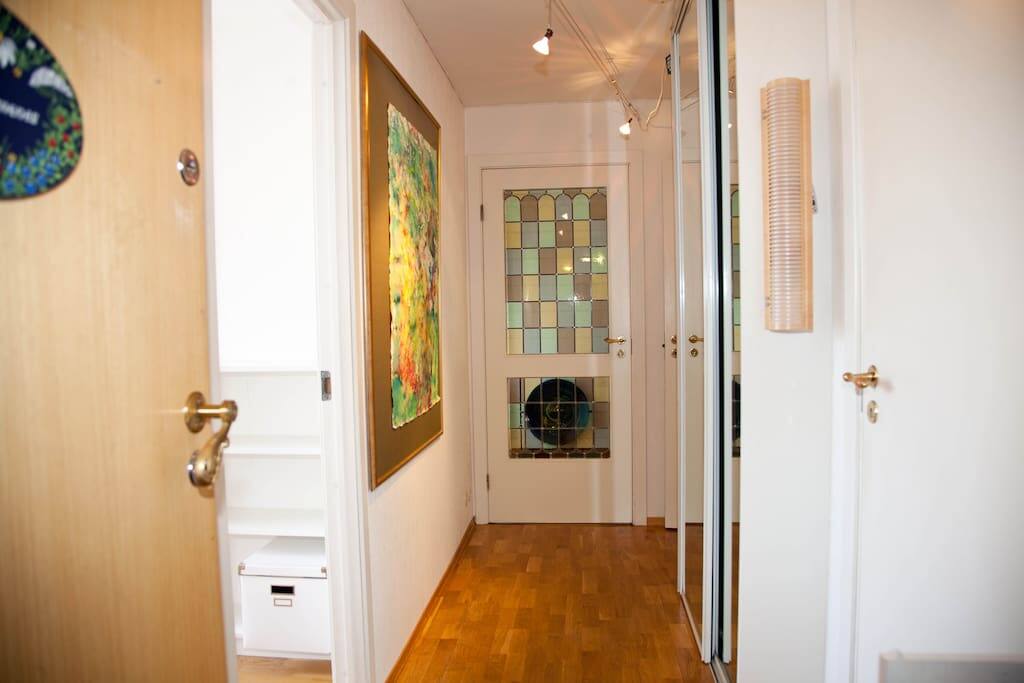 2/12: Entrance with wardrobe.