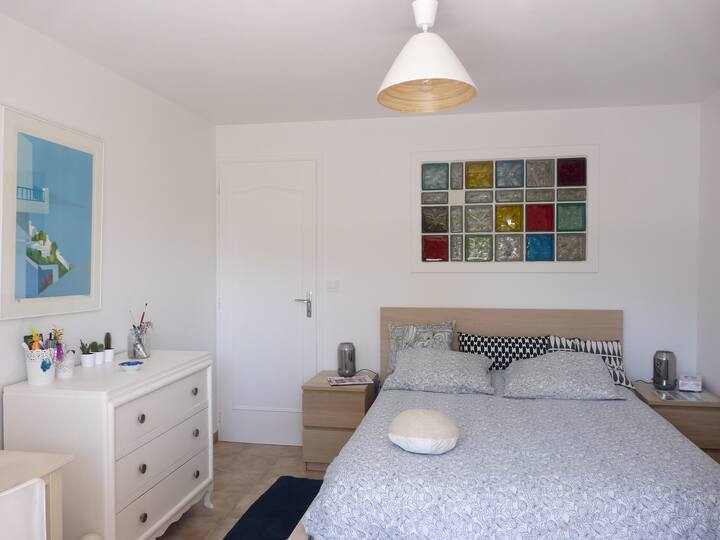 Soveværelse med kommode, skrivebord, garderobe og seng 140 x 200